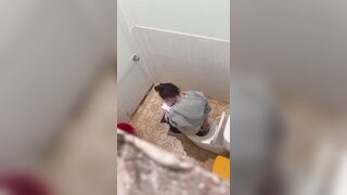 Quay lén em gái dâm trong nhà vệ sinh