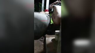 QUay trộm chị dâu tắm