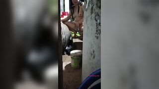 QUay trộm chị dâu tắm