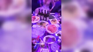 Thác loạn cùng đàn bướm