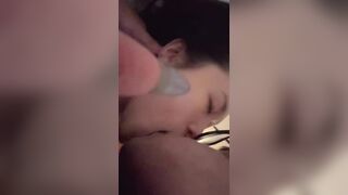 Cô bạn thân cho đá lưỡi nằm cùng nhau