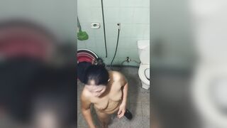 Bà ngoại tắm