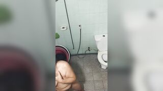 Bà ngoại tắm