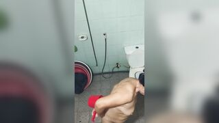 Bà ngoại tắm