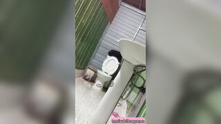 Quay lén chị họ tắm 2