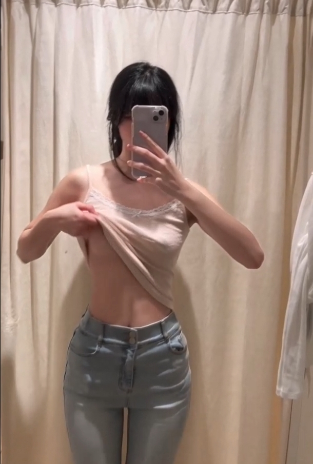 Em học sinh quay clip gửi cho crush khoe vú
