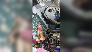 Hack camera vợ chồng tại phòng khách