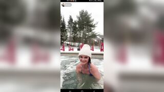 Mấy em tây dâm live tắm mặc bikini lắc đít vào trời đông