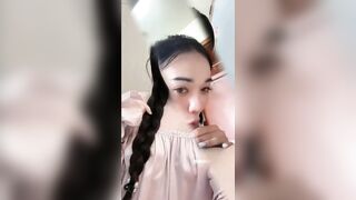 E móc bướm bôi dâm thủy lên dú rồi qua ướt át gạ gẫm cha dượng làm nháy