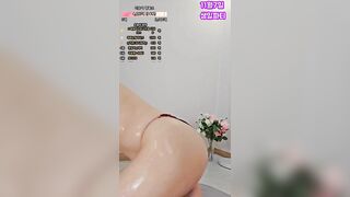 Em idol Hàn bôi dầu bóng nhẫy cả người