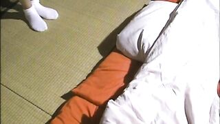 Cô gái sinh viên dễ thương trong bộ đồng phục