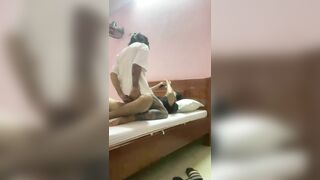 Em Thương mặc sịp đỏ cưỡi ngựa mệt nghỉ cho anh mình dây. Người mỏng còn ngại che mặt