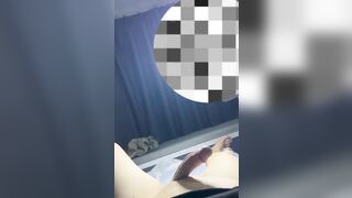Đang triệt lông dái thì xuất lên tay nhân viên