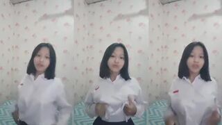 Cô gái ngực lớn cởi quần áo và chụp ảnh tự sướng.