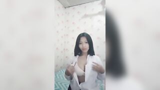 Cô gái ngực lớn cởi quần áo và chụp ảnh tự sướng.