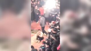 Em gái say xỉn khỏa thân nhảy giữa đám đông