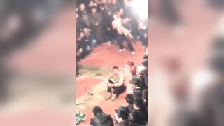 Em gái say xỉn khỏa thân nhảy giữa đám đông