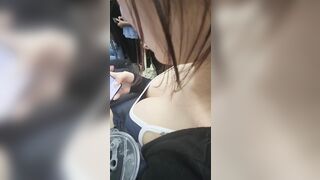 Choáng với tâm hồn cực khủng của em gái 2k7 lén quay trên tàu điện