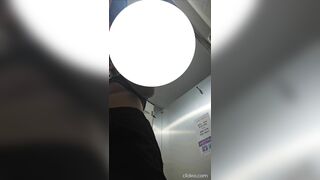 Cặp đôi tranh thủ bú cu lút cán trong nhà vệ sinh công ty cực phê