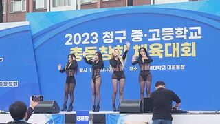 Choáng với dàn dancer mặc đồ xuyên thấu nhảy cực cháy lộ hết cả mông múp