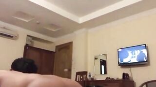 Bạo thật ở ngay phòng khách mà thằng con bú lồn mẹ kế địt mạnh bạo không sợ ai thấy