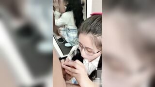 ĐỊT EM HỌC SINH ĐEO KÍNH TRƯỚC GƯƠNG
