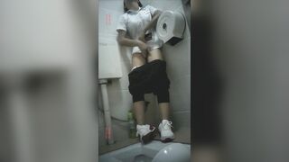 Em gái sinh viên nứng lồn lẻn vào toilet móc bím phê chảy nước