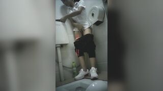Em gái sinh viên nứng lồn lẻn vào toilet móc bím phê chảy nước