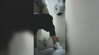 Em gái sinh viên nứng lồn lẻn vào toilet móc bím phê chảy nước