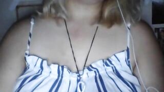 Omegle gái mập thủ dâm 2 lỗ bằng lược