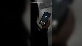 Vừa nghe điện thoại vừa địt nhau với trai dâm đãng kích thích