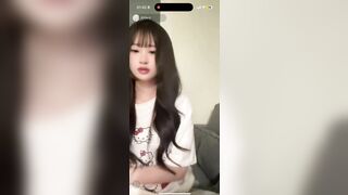 Em gái 2k5 mặc áo Hello Kitty móc lồn ướt nhẹp rên sướng vcl