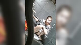 Quay lén chị gái mặt xinh vô tư đái thật dễ thương