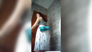 Quay lén chị gái vào WC chu đít đái nhìn lồn chỉ muốn địt