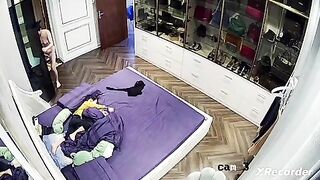 Hack cam chị gái vừa thay đồ vừa chăm sóc con thật dễ thương