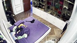 Hack cam chị gái vừa thay đồ vừa chăm sóc con thật dễ thương