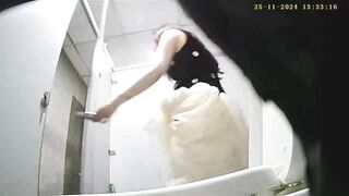 Quay lén gái xinh đi đái đít hơi đen nhưng bù lại mặt rất xinh