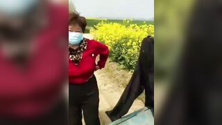 2 ông bà tuy có tuổi nhưng sung sức lắm, con cháu còn phải theo dài dài