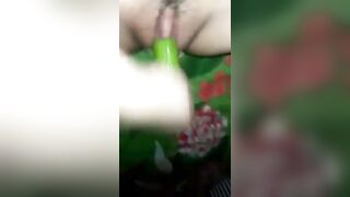 Teen HS Vừa chát sex Nhét dưa chuột vào lồn, Vừa nói Chuyện suýt bị phát hiện