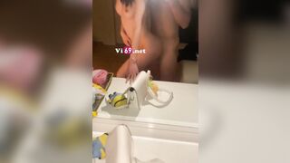 Bé sinh viên chân dài vú to hồng hào chịch trước gương mà anh cứ bật đèn quay phim