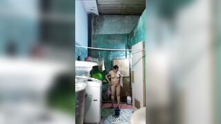 Quay lén mợ mình đi tắm