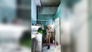 Quay lén mợ mình đi tắm