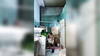 Quay lén mợ mình đi tắm