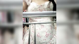 đôi bạn thân đi siêu thị rồi dắt nhau vào nhà vệ sinh thủ dâm cho nhau