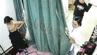 Quay lén tiệm cưới thay đồ 2