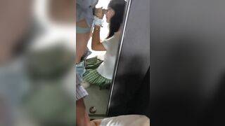 Em nữ sinh bú cu thằng bạn thân trong phòng thay đồ