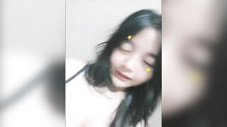 Em gái xinh đẹp khoe vú