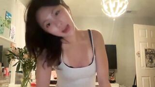 Sophie Kim Onlyfans dùng máy run rẩy thọc lồn hồng fingering phê lòi mắt