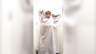 Em gái hijab dâm đãng cởi đồ show vú bự và lồn trọc trắng nõn