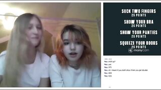 Vcl 2 em gái dâm đãng live vạch áo show vú và núm hồng hồng